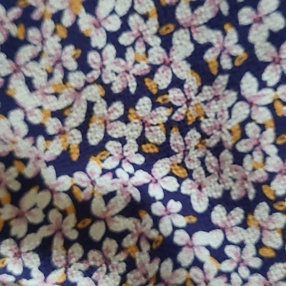 Beautiful Like New Floral Top - Picture 2 of 4